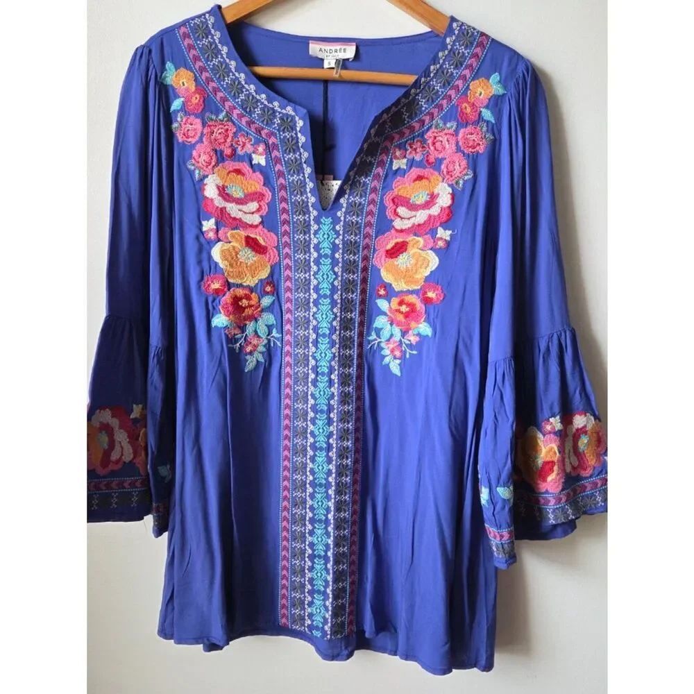 NWT ANDREE BY UNIT BLUE FLORAL EMBROIDERED SPLIT V NECK BOHO TOP SIZE SMALL